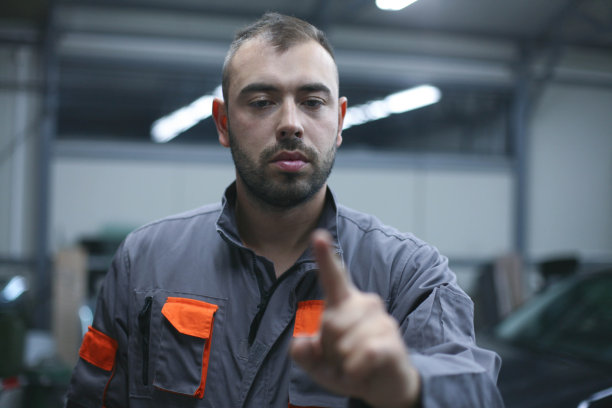 车间里的年轻工人。图片下载