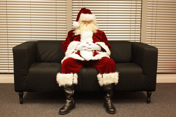 等待圣诞工作，圣诞老人睡在沙发上图片下载