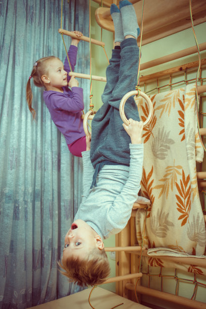 五岁小孩在运动器材上玩图片下载