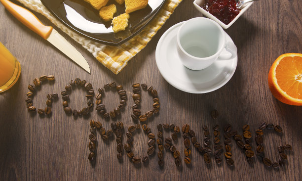 爱吃早餐的人被放在木桌上图片下载