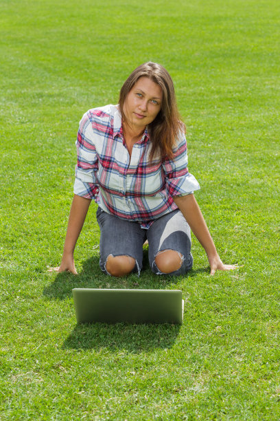 年轻女子手提电脑图片下载