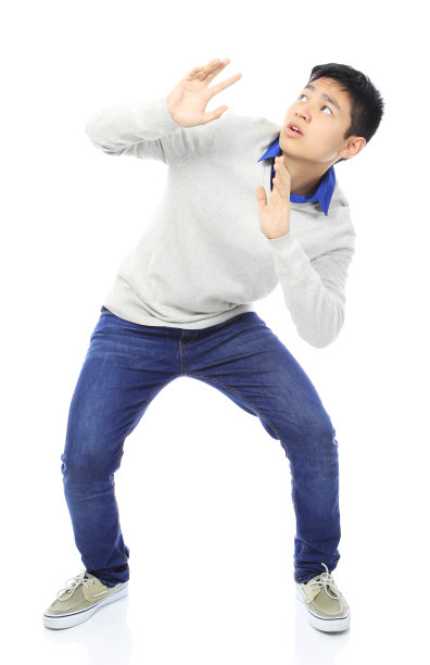 亚洲男孩伸出他的手以避免危险图片下载