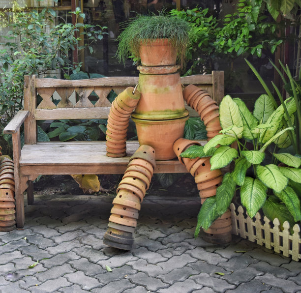 机器人上的盆栽。装饰在公园里图片下载