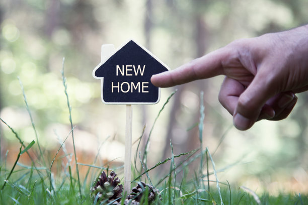 房子形状的黑板标志在大自然的新家图片下载