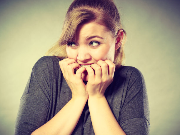 受惊的年轻女性。图片下载