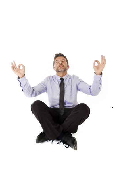 迷人的快乐的商人放松与手在瑜伽姿势图片下载