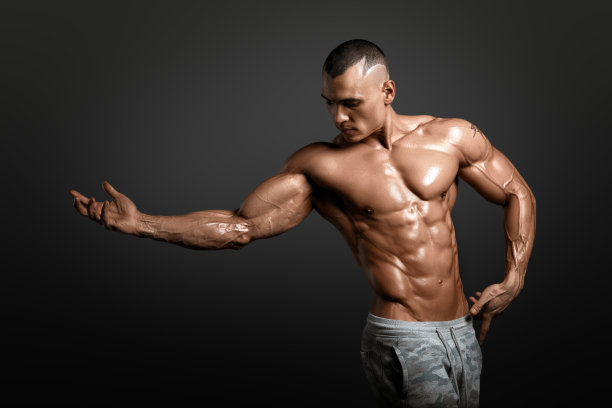 强壮的运动员健康模型躯干显示大肌肉图片下载