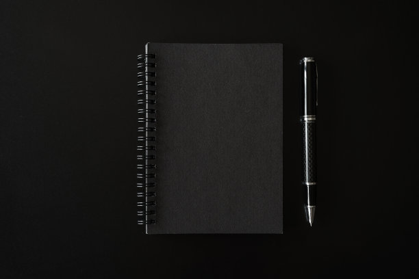黑色笔记本与拷贝空间在黑色背景图片下载