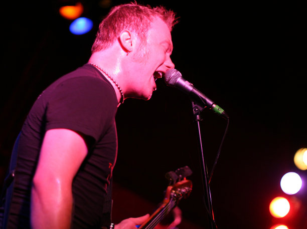 摇滚明星在舞台上唱歌和弹吉他图片下载