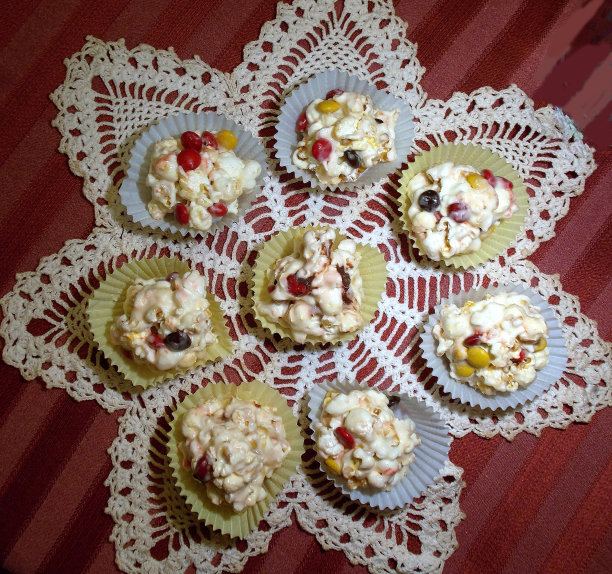 甜蜜的乐趣-美妙的爆米花球和彩色糖果图片下载