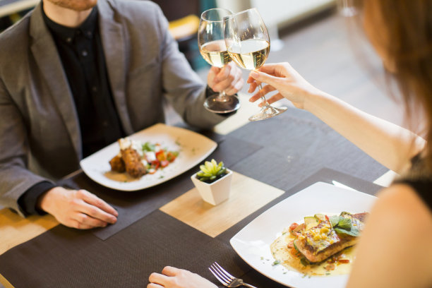 年轻夫妇用餐图片下载