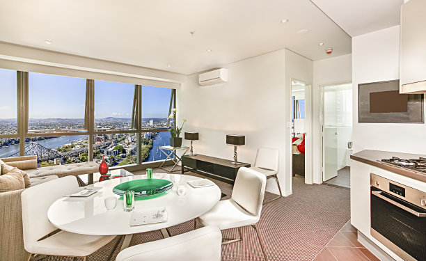 厨房附近有自然景观的客厅。图片下载