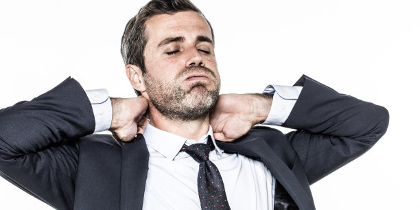 疲惫的年轻络腮胡商人放松他紧张的脖子素材图片