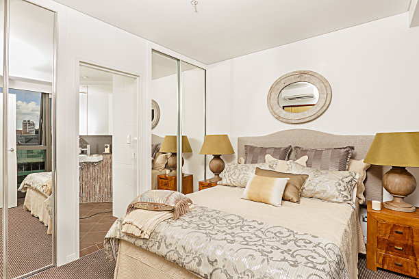 豪华的卧室设计和白色的墙壁。图片下载