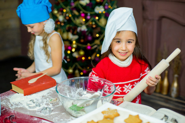 孩子们烤圣诞饼干图片下载