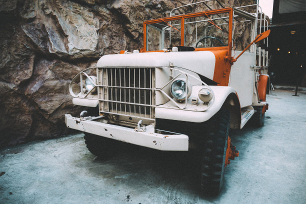 复古或复古的老军用车辆图片下载