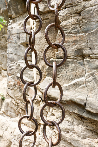 金属链成对地挂在岩石上图片下载