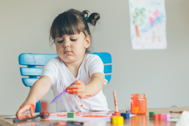 小女孩在家里画画图片下载