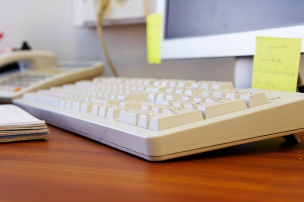 键盘在桌子上图片下载