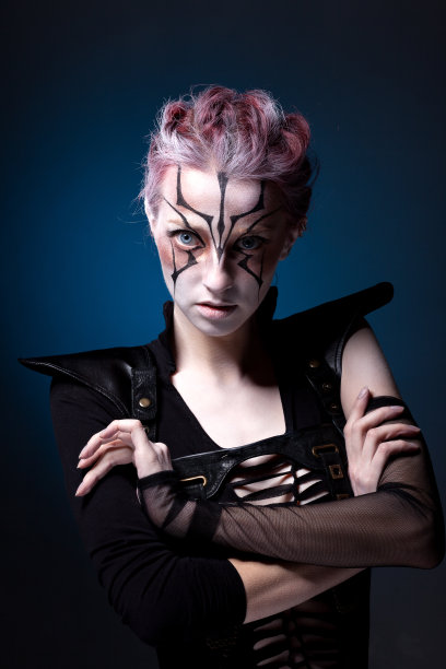 在蓝色背景上创作的女孩肖像图片下载