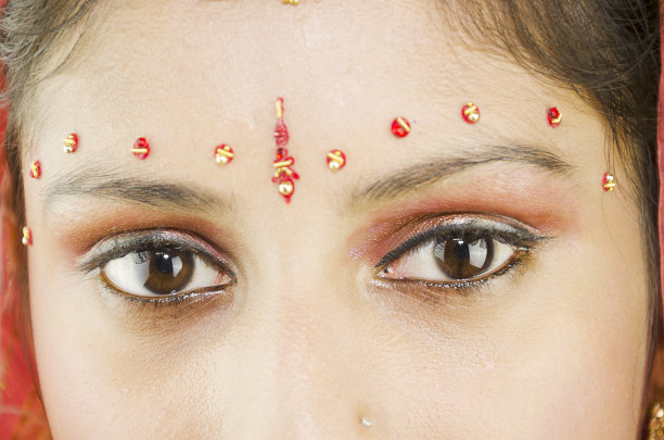 年轻的印度新娘的眼睛。图片下载