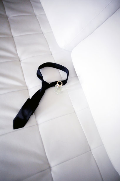 香水和领带图片下载