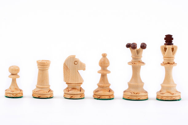 白色背景上的棋子图片下载