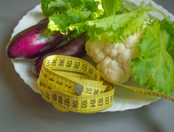 饮食观念，健康饮食，生菜，花椰菜，茄子，卷尺蔬菜图片下载