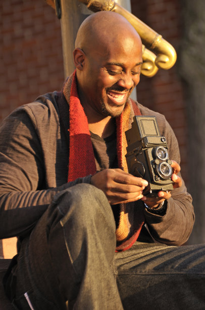 男人用老式相机拍照图片下载