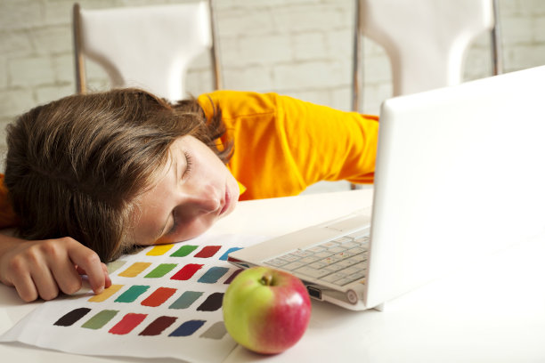 累了的男孩在上课时睡觉图片下载