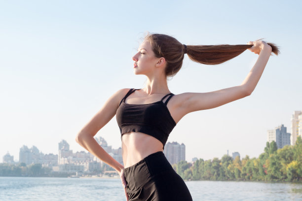 运动健身妇女休息期间，晨练户外运动图片下载