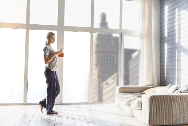 可爱的女孩在她的公寓休息图片下载