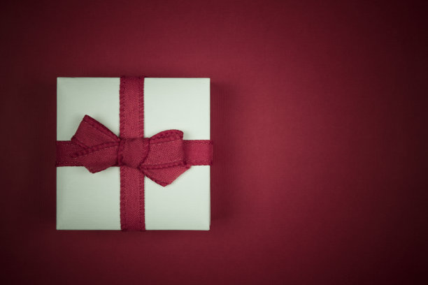 小的白色礼物孤立在红色的背景图片下载