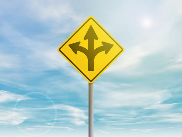 带有方向箭头的黄色街道标志图片下载