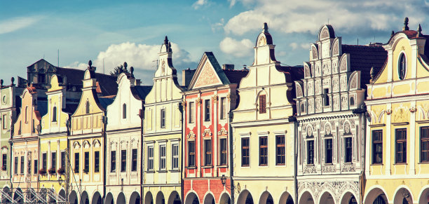 泰克的主要广场上有16世纪著名的房屋图片下载