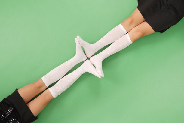 两个女孩穿着齐膝长袜图片下载