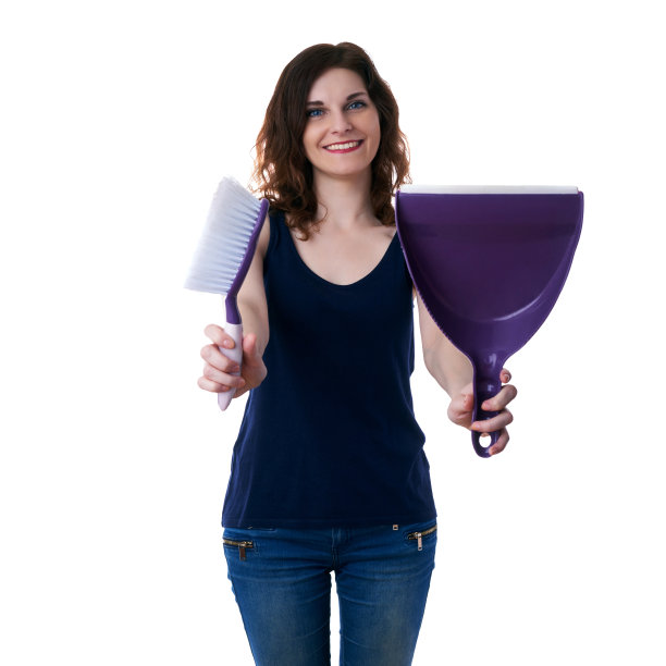 穿着深色t恤，戴着绿色橡胶手套的年轻女人图片下载