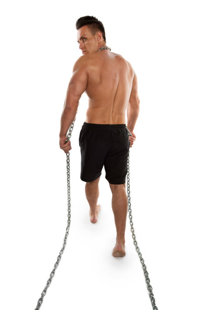 穿着短裤和链子的运动男子图片下载