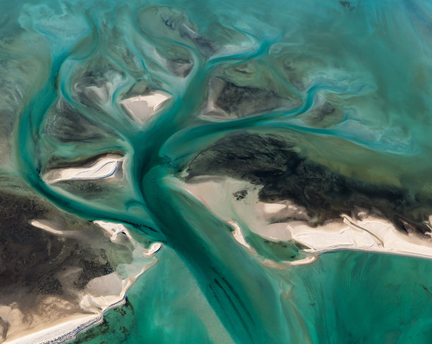 多色潮汐水道改变白色沙洲素材图片