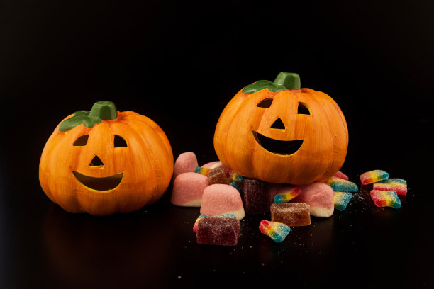 万圣节南瓜与烛光和散焦背景图片下载