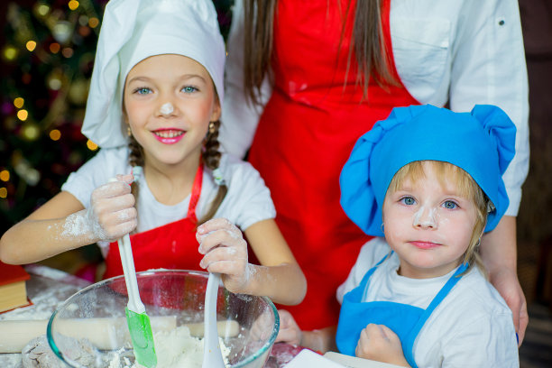 孩子们烤圣诞饼干图片下载