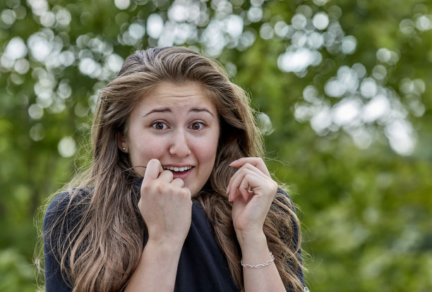 害怕和害怕的年轻女人图片下载