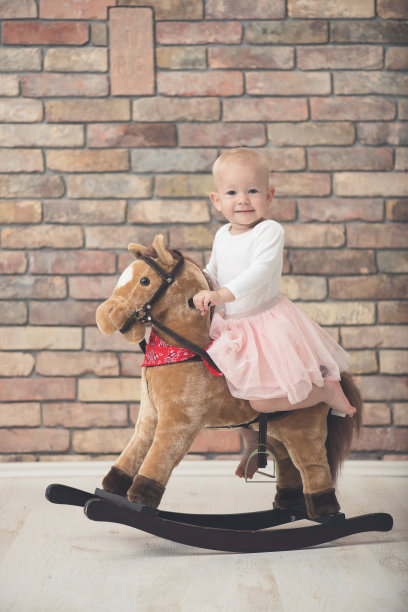 可爱的孩子玩木马图片下载