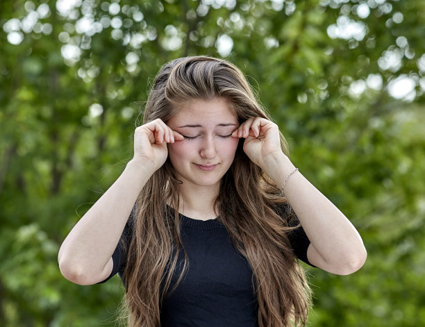 瞌睡的女人揉她的眼睛图片下载