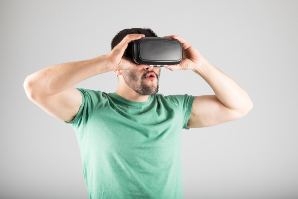 戴着虚拟现实眼镜的男人图片下载