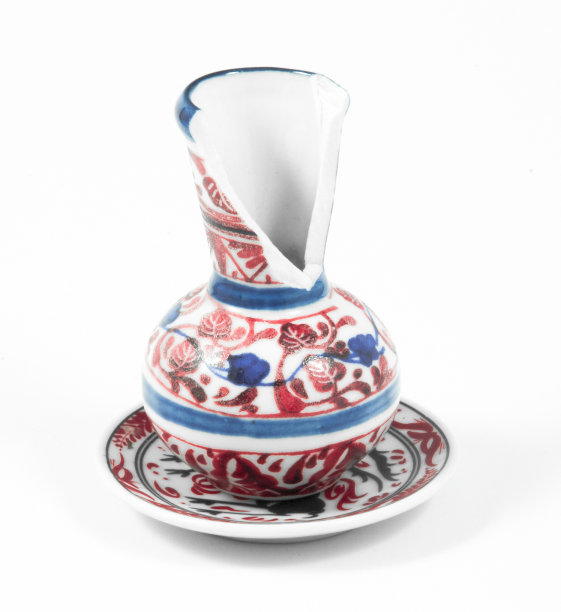 孤立的破碎的花瓶。图片下载