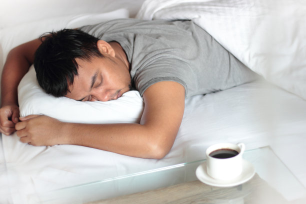 早上睡觉的男人图片下载