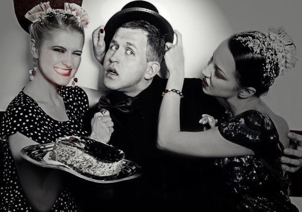 甜蜜的关系，女人把蛋糕抹在男人脸上图片下载