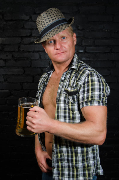 啤酒节：酒吧里的男人图片下载