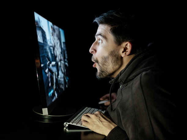 惊奇的家伙情绪化地玩电脑游戏素材图片